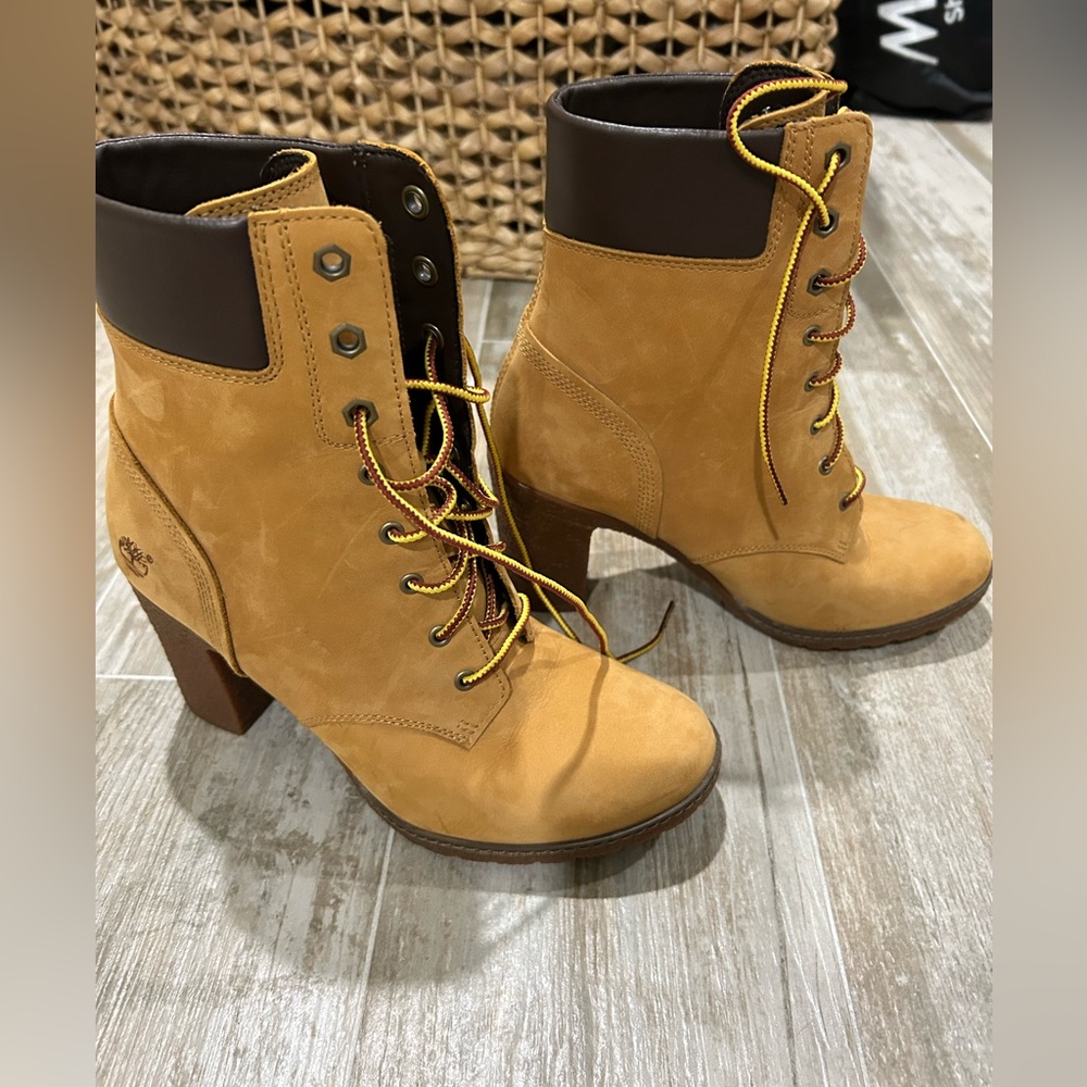 Timberland Women's Lana Point
Lace-Up Boots. size 8.5. New without tags